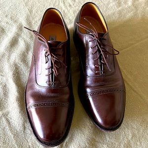 Johnston & Murphy men’s cap toe Oxford shoes. Size 11 B. Mahogany (dark brown).